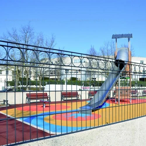 Grille en trellis soudé ornée d'une frise pour aire de jeux extérieure